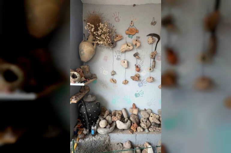 Siirt’te köylüler eski olduğunu düşündüğü taşları ev bahçesinde sergiliyor