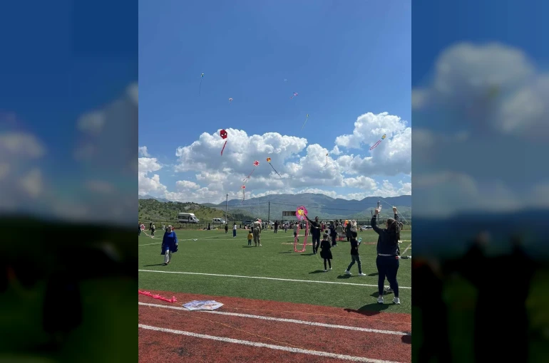 Siirt’te öğrenciler uçurtma şenliğinde gökyüzünü renklendirdi