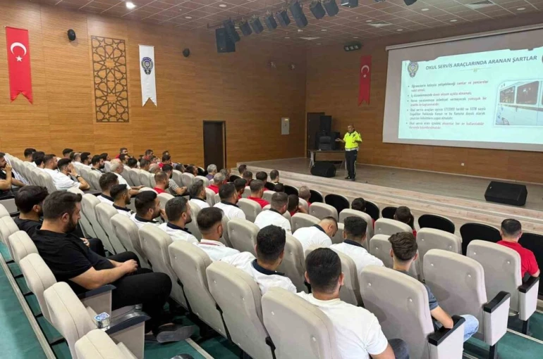 Siirt’te okul servis şoförlerine trafik güvenliği eğitimi verildi 