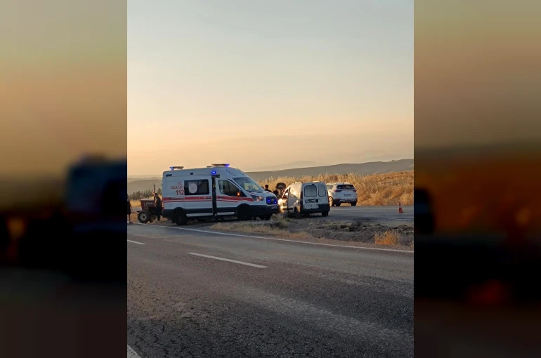 Siirt’te otomobil ile traktör çarpıştı: 2 yaralı