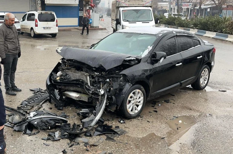Siirt’te otomobil refüje çarptı: 2 yaralı