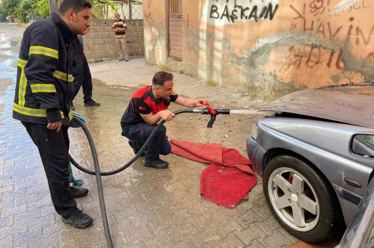 Siirt’te park halindeki otomobil alev aldı
