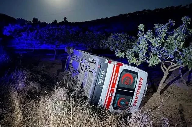 Siirt’te sağlıkçılar devrilen ambulansta kazayı yara atmadan atlattı