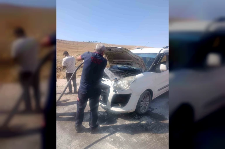 Siirt’te seyir halindeki araç alev topuna döndü