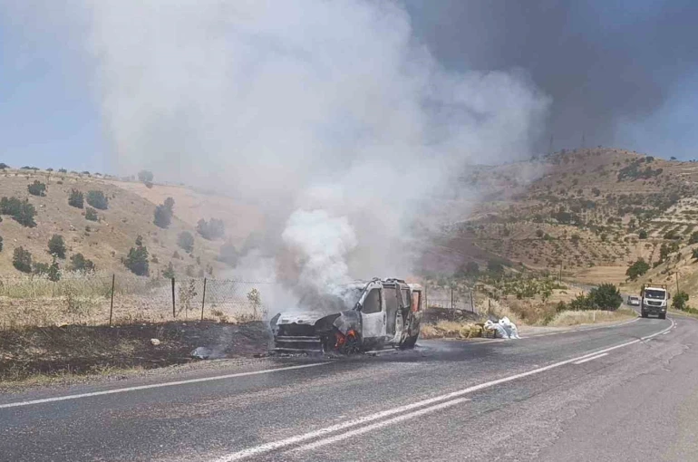 Siirt’te seyir halindeki otomobil alev aldı