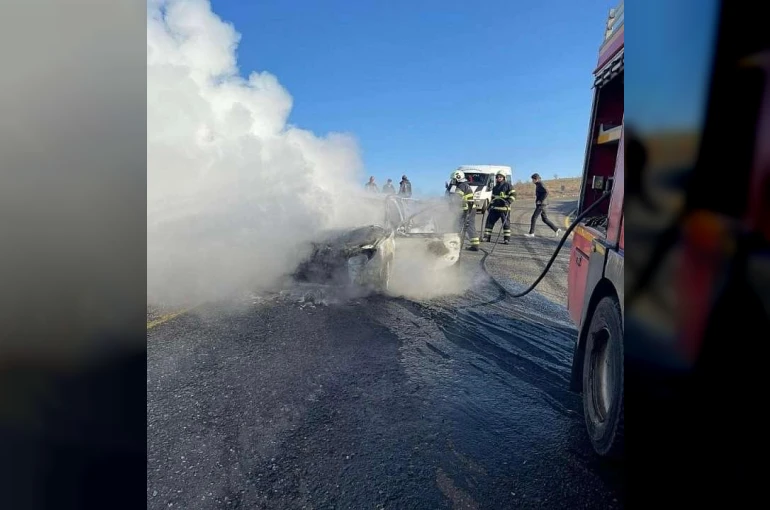 Siirt’te seyir halindeki otomobil alev aldı: 4 kişilik aile son anda kurtuldu