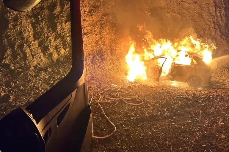 Siirt’te seyir halindeki otomobil alev topuna döndü