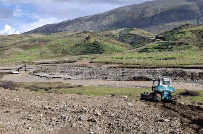 Siirt’te taşkın riskine karşı müdahale çalışmaları sürüyor