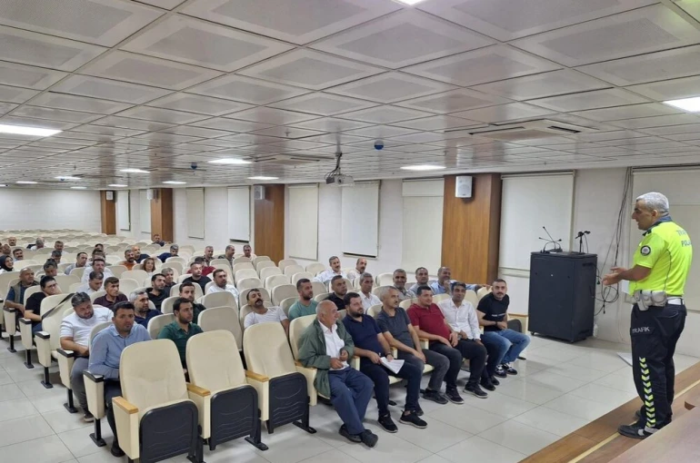 Siirt’te toplu taşıma şoförlerine trafik güvenliği eğitimi verildi