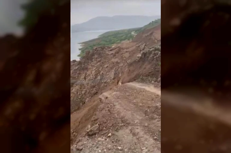 Siirt’te toprak kayması köylüleri tedirgin ediyor