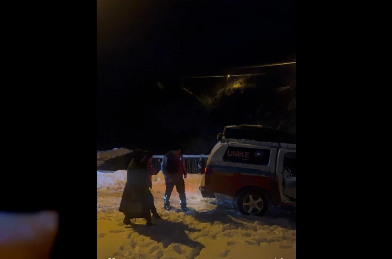 Siirt’te UMKE ekipleri kar ve tipiye rağmen hastalara yetişmeye çalışıyor