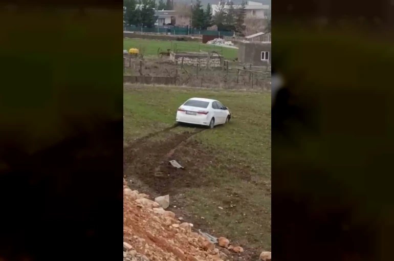 Siirt’te yoldan çıkan otomobil tarlaya girdi