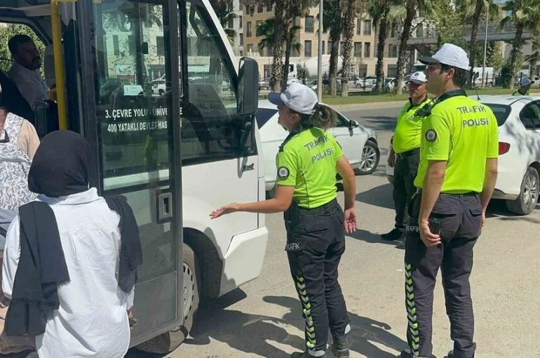 Şikayetini dile getiren sürücü ile trafik polisleri arasında gerginlik
