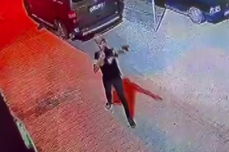 Silahı ateş almayınca panikledi, sonra yeniden ateş açtı... O anlar kamerada