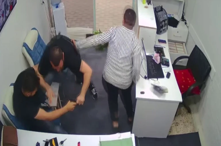 Silahla döviz bürosunu basan husumetlisine karşı boğuşarak hayatta kalmayı başardı