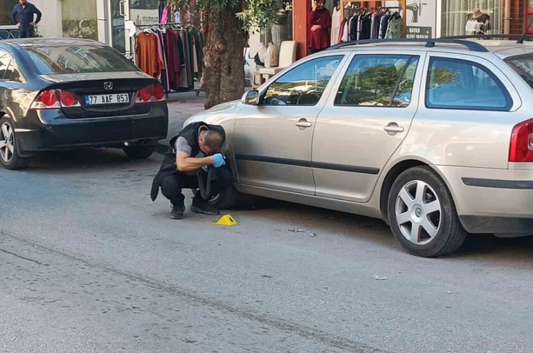 Silahlı kavgada 2 iş yerine kurşunlar isabet etti