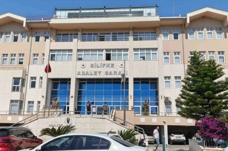 Silifke Belediyesi’ne yönelik operasyonda gözaltına alınan 19 şüpheli adliyeye sevk edildi