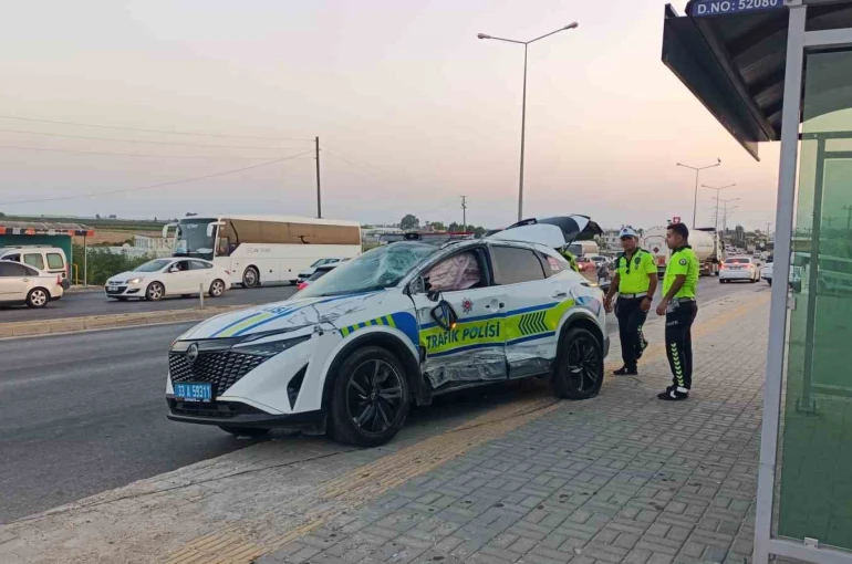 Silifke’de zincirleme kaza: 1’i polis 2 kişi yaralandı 