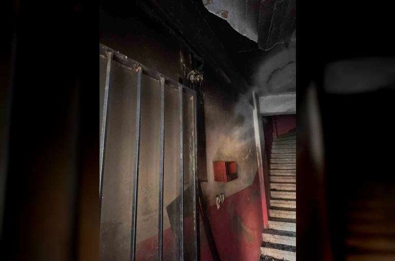 Silivri Sahili’nde apartman yangını: Mahsur kalanlar balkonlardan kurtarıldı 