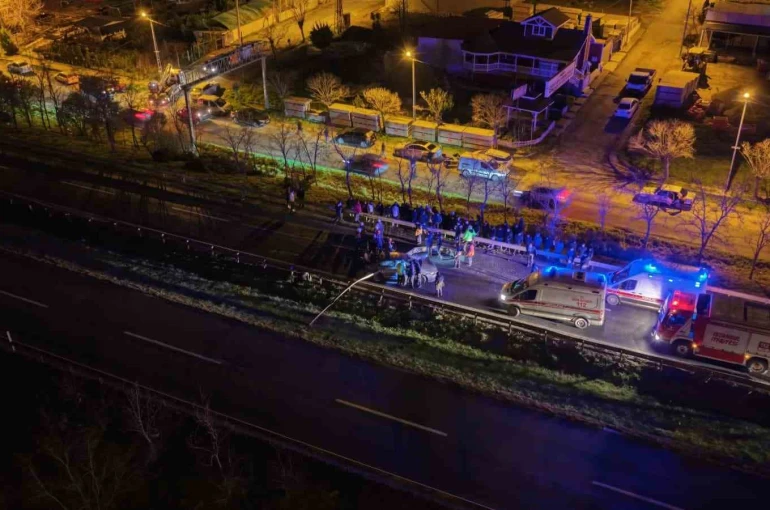 Silivri’de feci kaza: Araçta sıkışan sürücü hayatını kaybetti