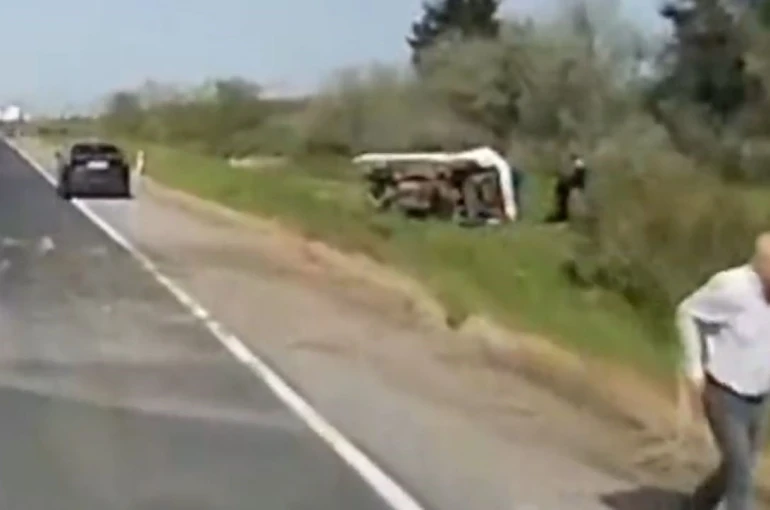 Silivri’de kontrolden çıkan kamyonet yan yattı