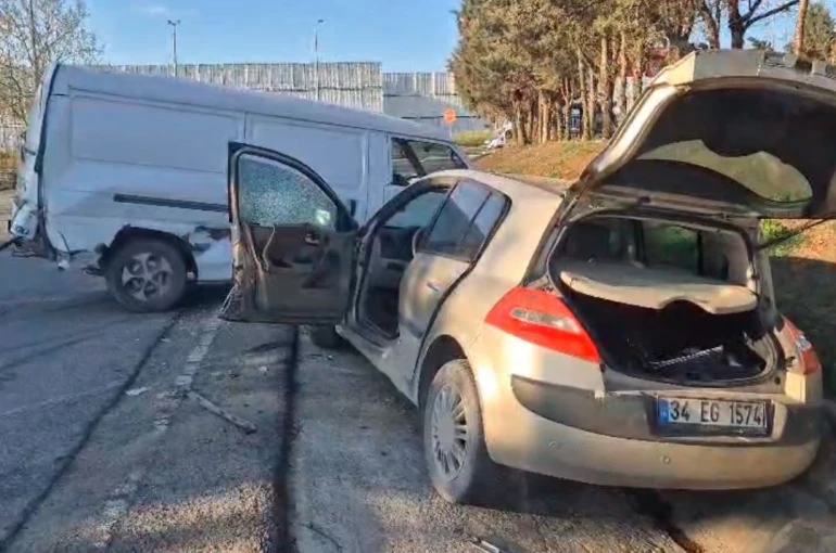 Silivri’de kontrolden çıkan kepçe araçları biçti