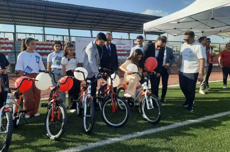 Silopi Kaymakamı Partal, başarılı öğrencilere bisiklet hediye etti