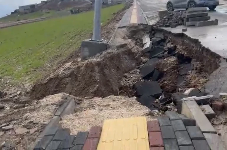 Silvan’da yağışlar nedeniyle yol ve kaldırım çöktü