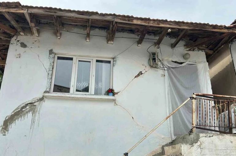 Simav beşik gibi sallanıyor