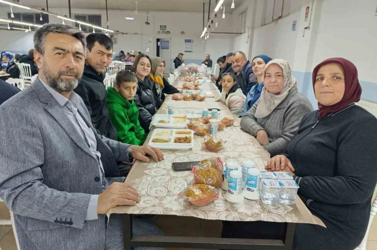 Simav Güney Beldesinde 750 kişilik gönül sofrası kuruldu