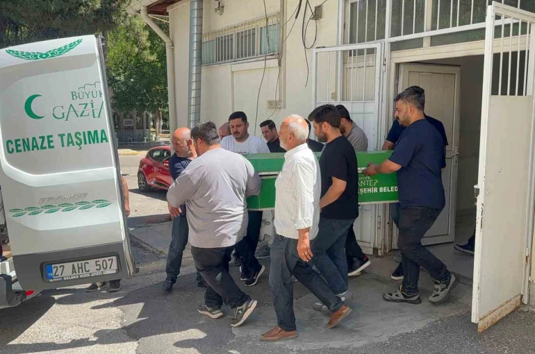 Sınava giderken geçirdiği kaza sonrası hayatını kaybeden gencin cenazesi ailesine teslim edildi 