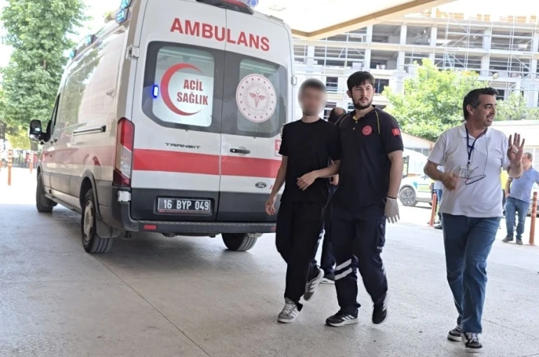 Sınavda rahatsızlanan genç ambulansla hastaneye sevk edildi