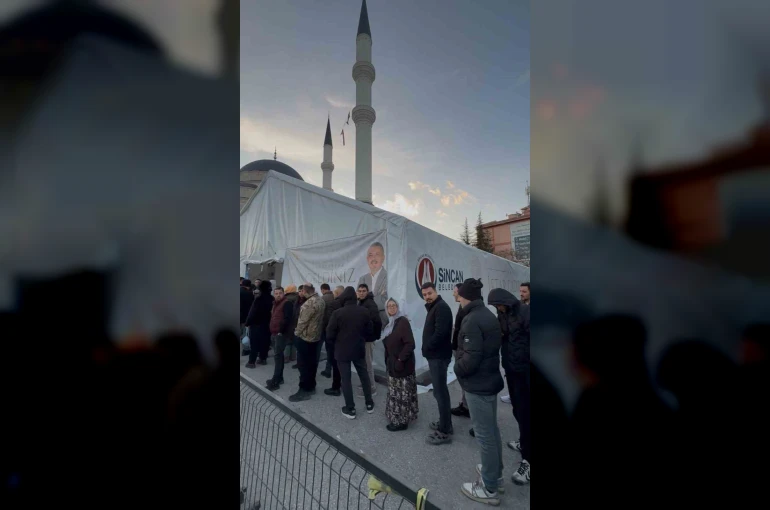 Sincan Belediye Başkanı Ercan, ilk iftarını vatandaşlarla birlikte yaptı