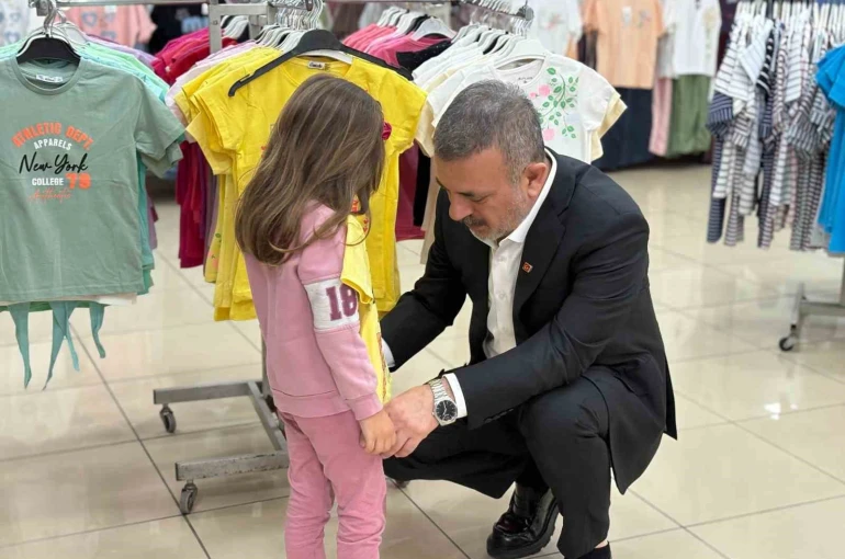 Sincan Belediye Başkanı Murat Ercan çocuklara bayramlık hediye etti