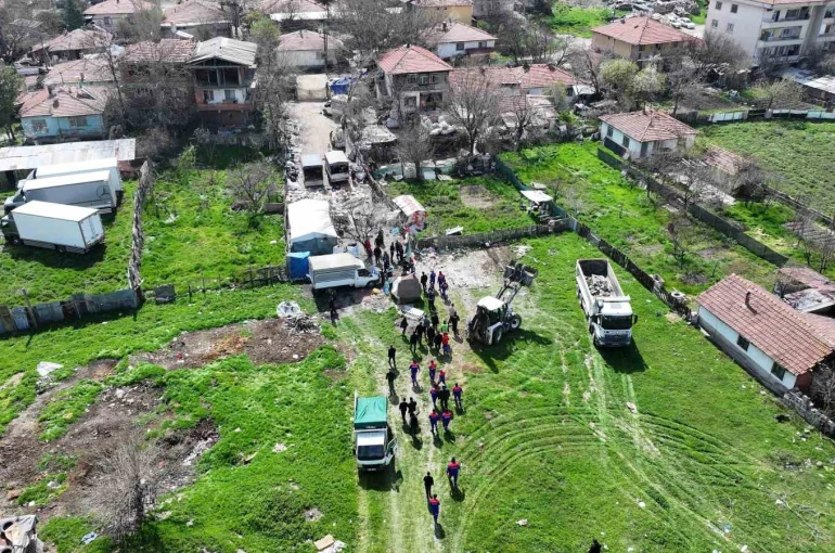 Sincan’da kaçak ahırlar kapatıldı, tonlarca atık temizlendi
