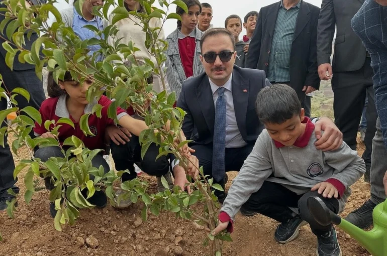 Sincik’te öğrencilerden yeşil bir gelecek için fidan dikimi
