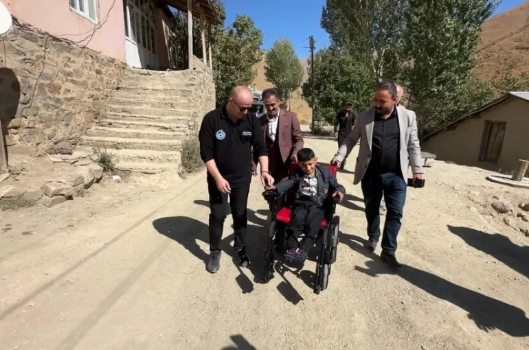 Sınır köyündeki iki özel çocuğun yüzü hasta yatağı ve akülü sandalyeyle güldü
