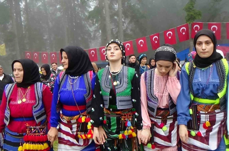 Sinlice Köyü 27. Göllüalan Şenlikleri sis ve yağmur altında düzenlendi