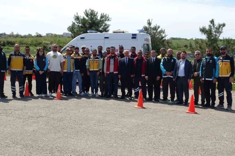 Sinop’ta ambulans sürücüleri zorlu parkurlarda yeteneklerini sergiledi