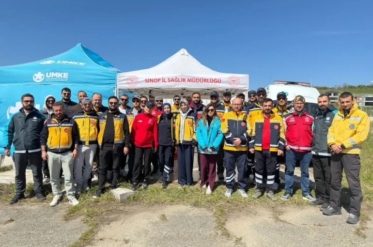 Sinop’ta ambulans sürücülerine havalimanında eğitim