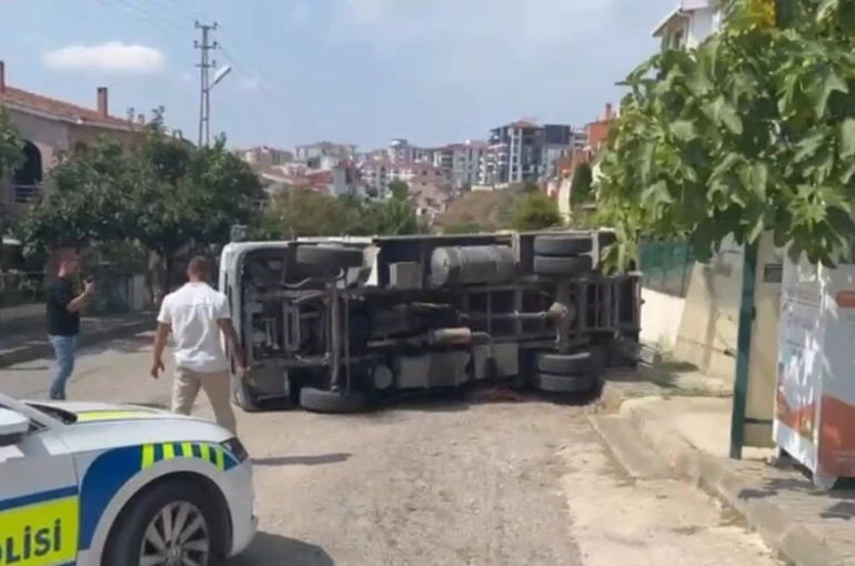 Sinop’ta belediyeye ait kamyonet devrildi: 1 yaralı