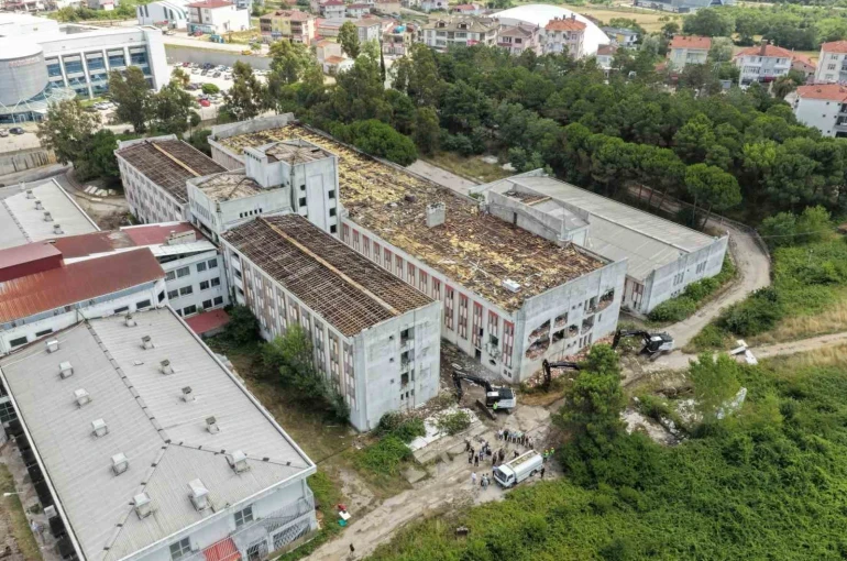 Sinop’ta eski hastane binasının yıkımına başlandı