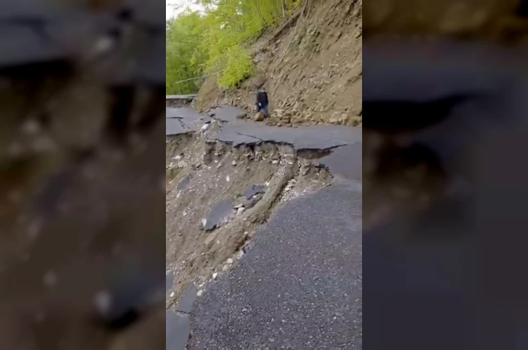Sinop’ta heyelan: Grup yolu ulaşıma kapandı