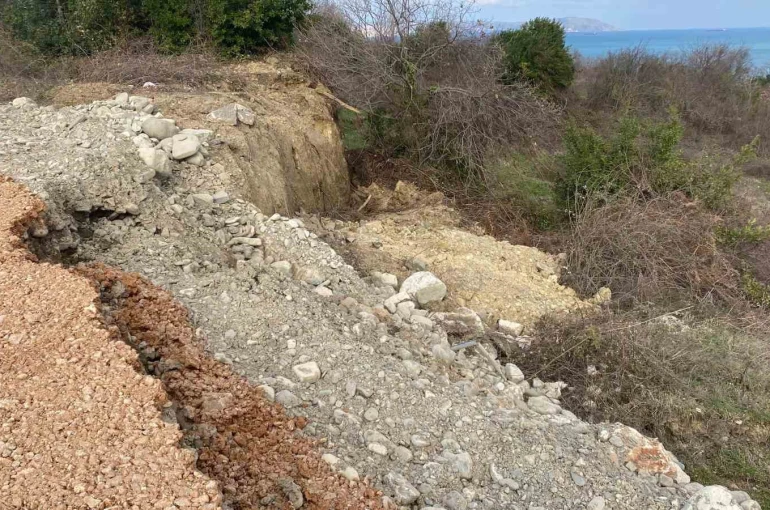 Sinop’ta heyelan sonrası evlerine su ulaşmayan vatandaşlardan tepki