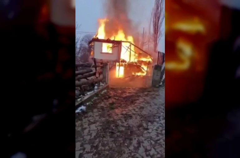 Sinop’ta iki katlı köy evi yanarak kül oldu