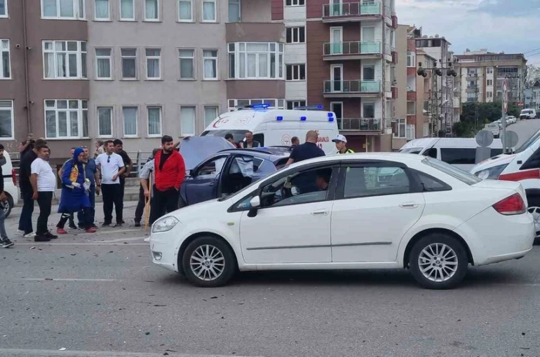 Sinop’ta iki otomobil çarpıştı: 2 yaralı