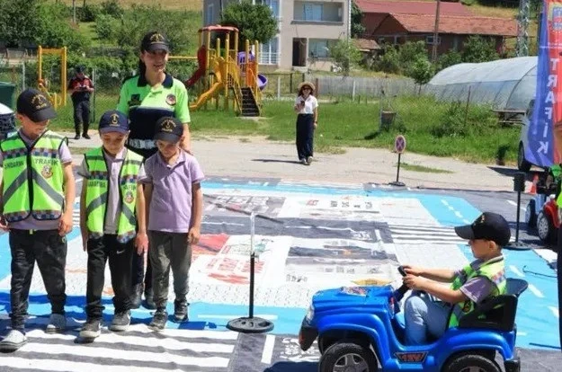 Sinop’ta jandarmadan miniklere uygulamalı trafik eğitimi