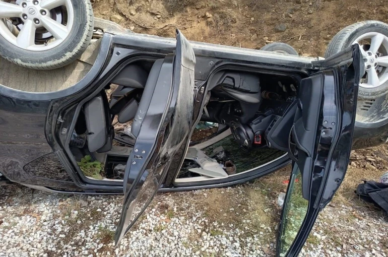 Sinop’ta kontrolden çıkan araç takla attı
