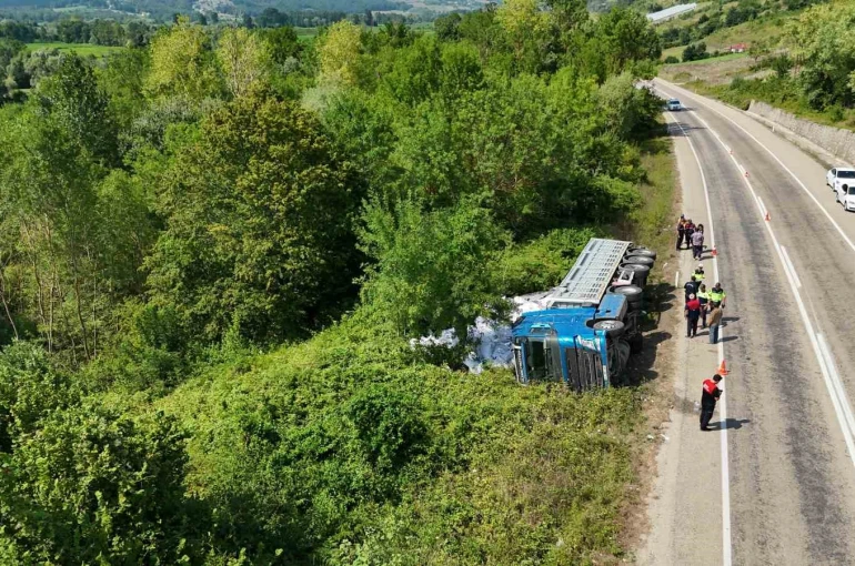 Sinop’ta kontrolden çıkan tır yan yattı: 3 yaralı