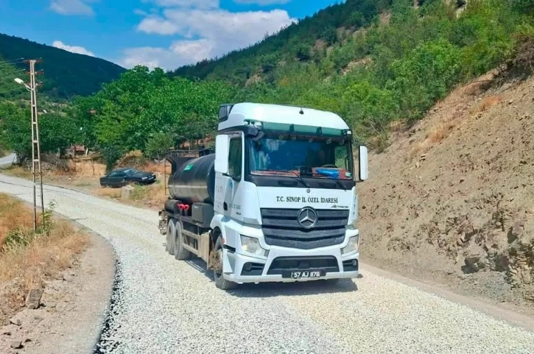 Sinop’ta köy yollarında asfalt mesaisi